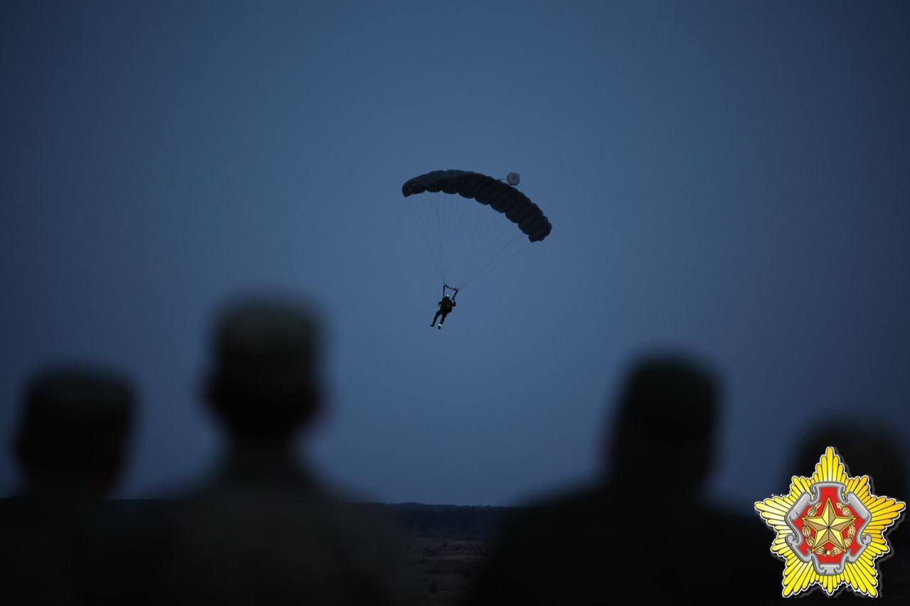 Ночное десантирование на Брестском полигоне. Смотрите фото