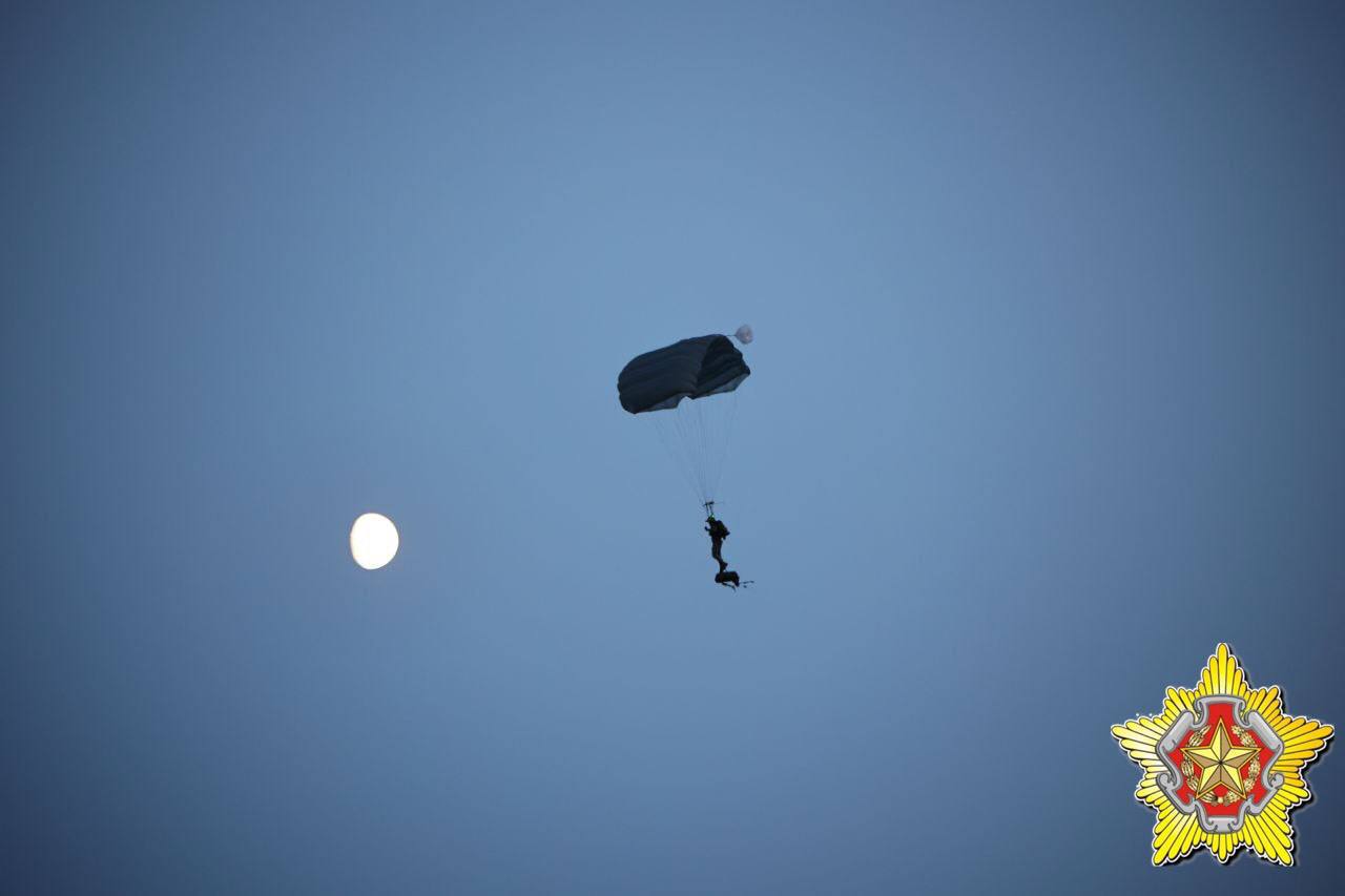 Ночное десантирование на Брестском полигоне. Смотрите фото