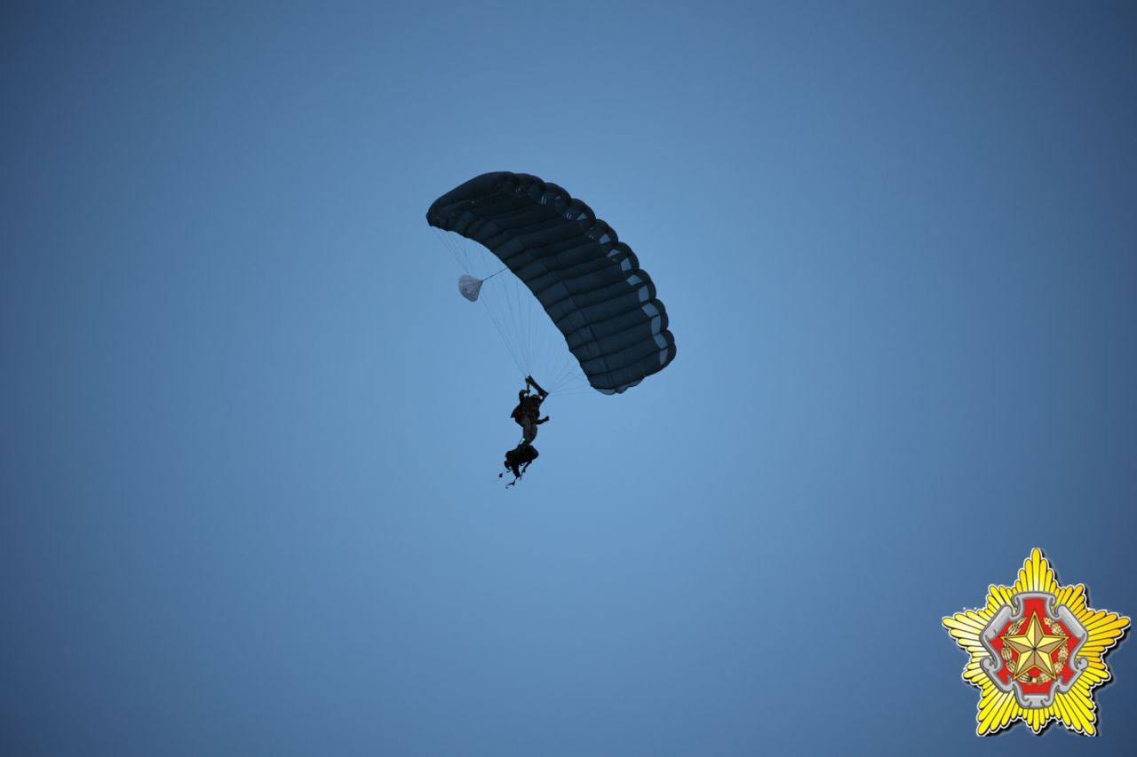 Ночное десантирование на Брестском полигоне. Смотрите фото