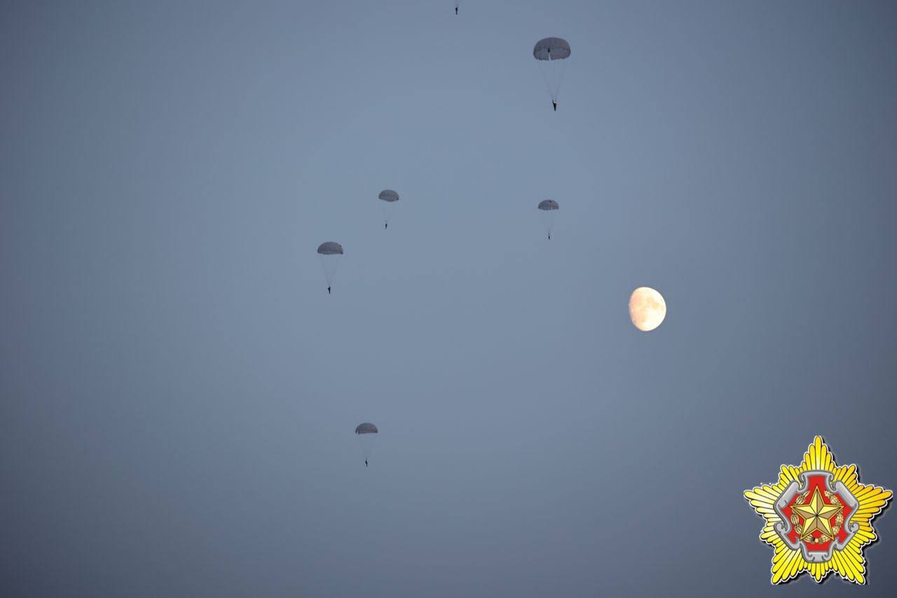Ночное десантирование на Брестском полигоне. Смотрите фото