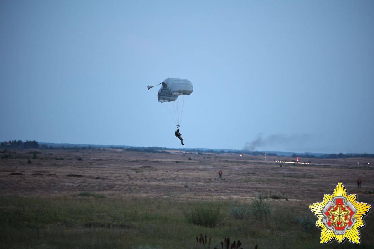 Ночное десантирование на Брестском полигоне. Смотрите фото