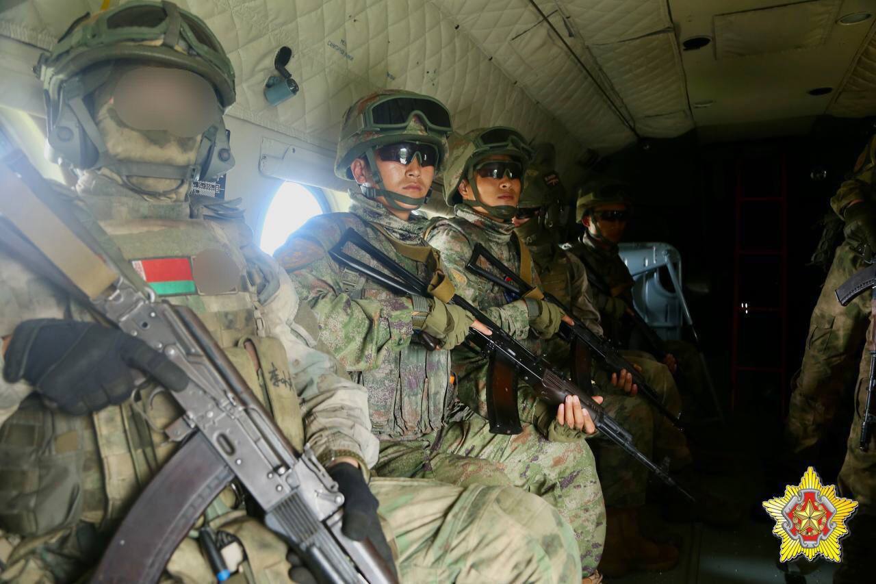 Ночное десантирование на Брестском полигоне. Смотрите фото