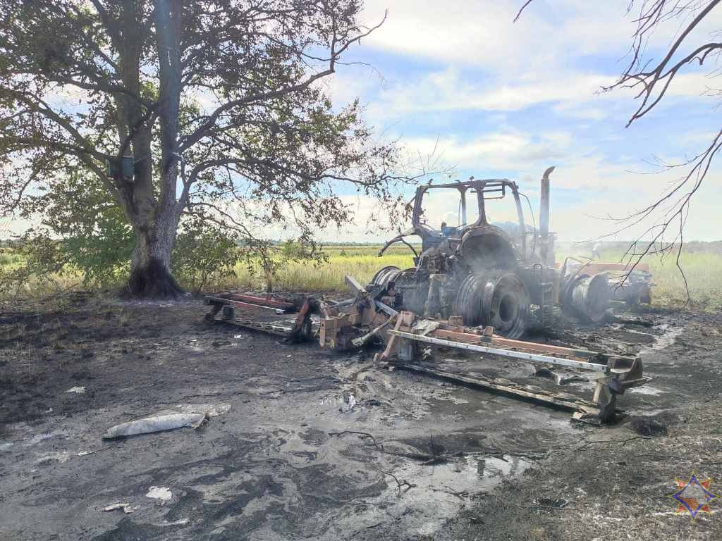 В Столинском районе загорелся трактор