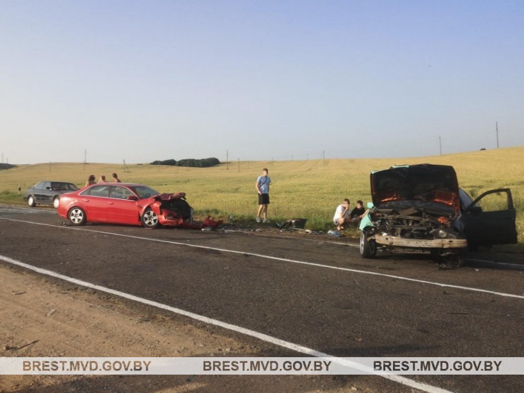 Житель Барановичей на BMW выехал на встречку и столкнулся с двумя авто