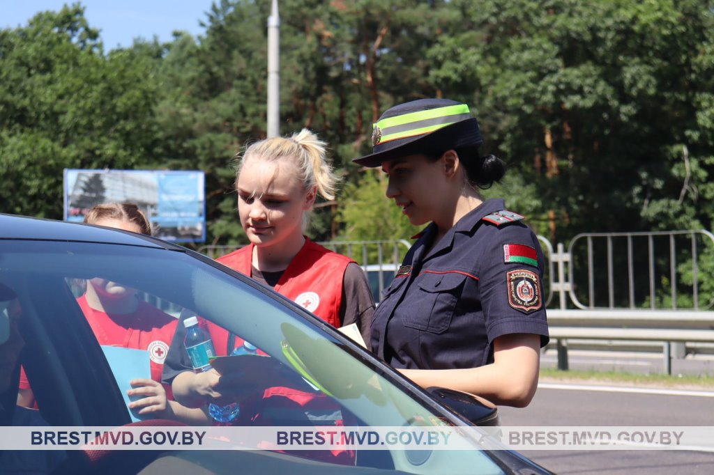 В Бресте водителям и пассажирам раздают воду