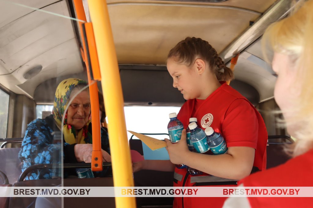 В Бресте водителям и пассажирам раздают воду