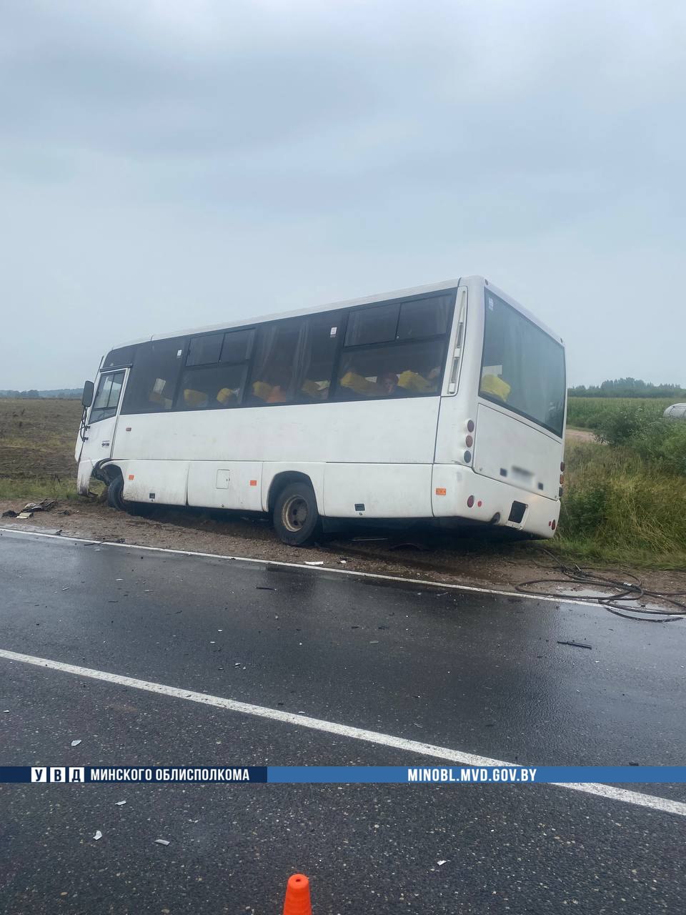 В Беларуси автобус с детьми столкнулся с легковушкой. Подробности ДТП