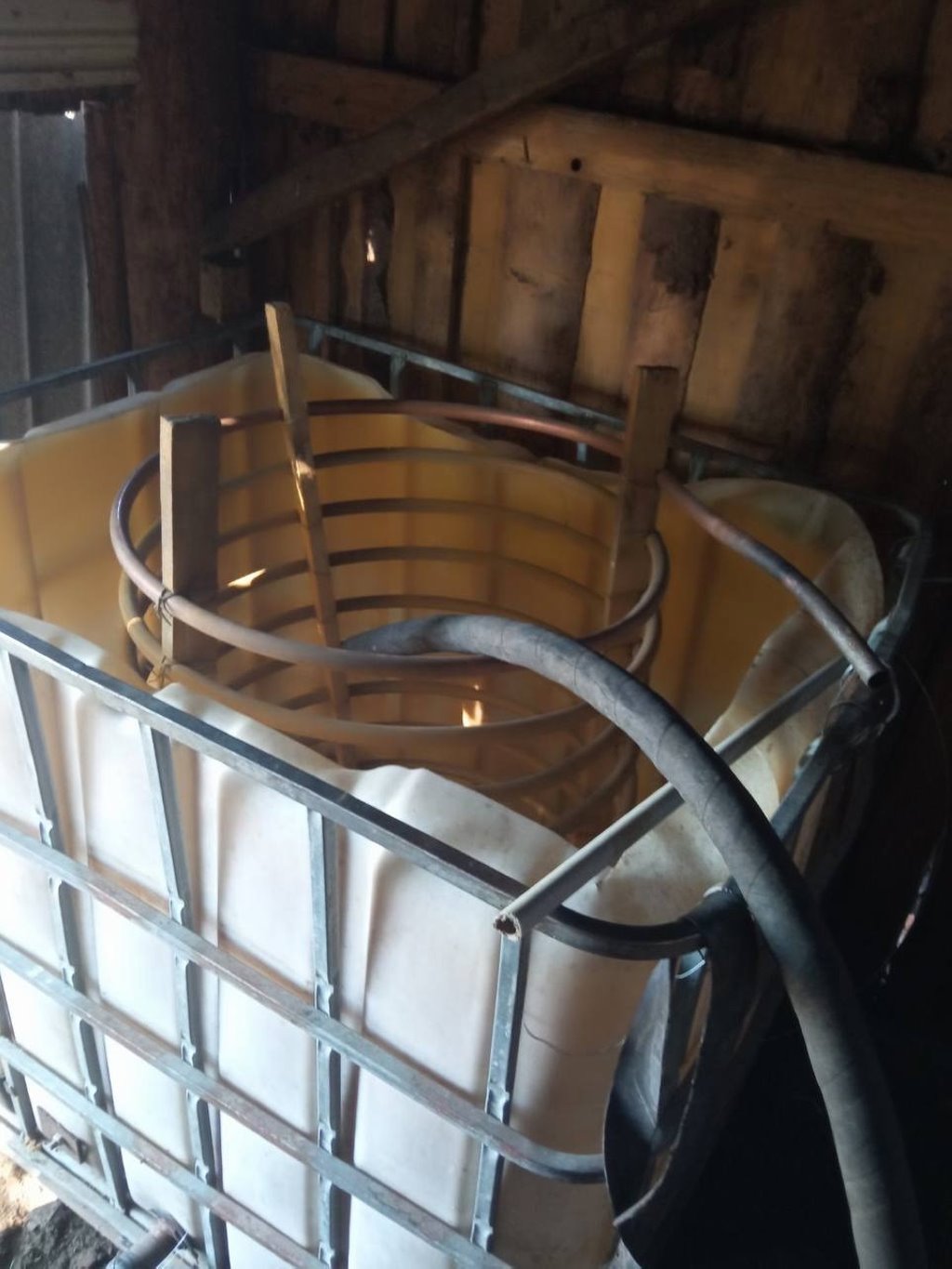 Огромное количество самогона «для себя» нашла милиция