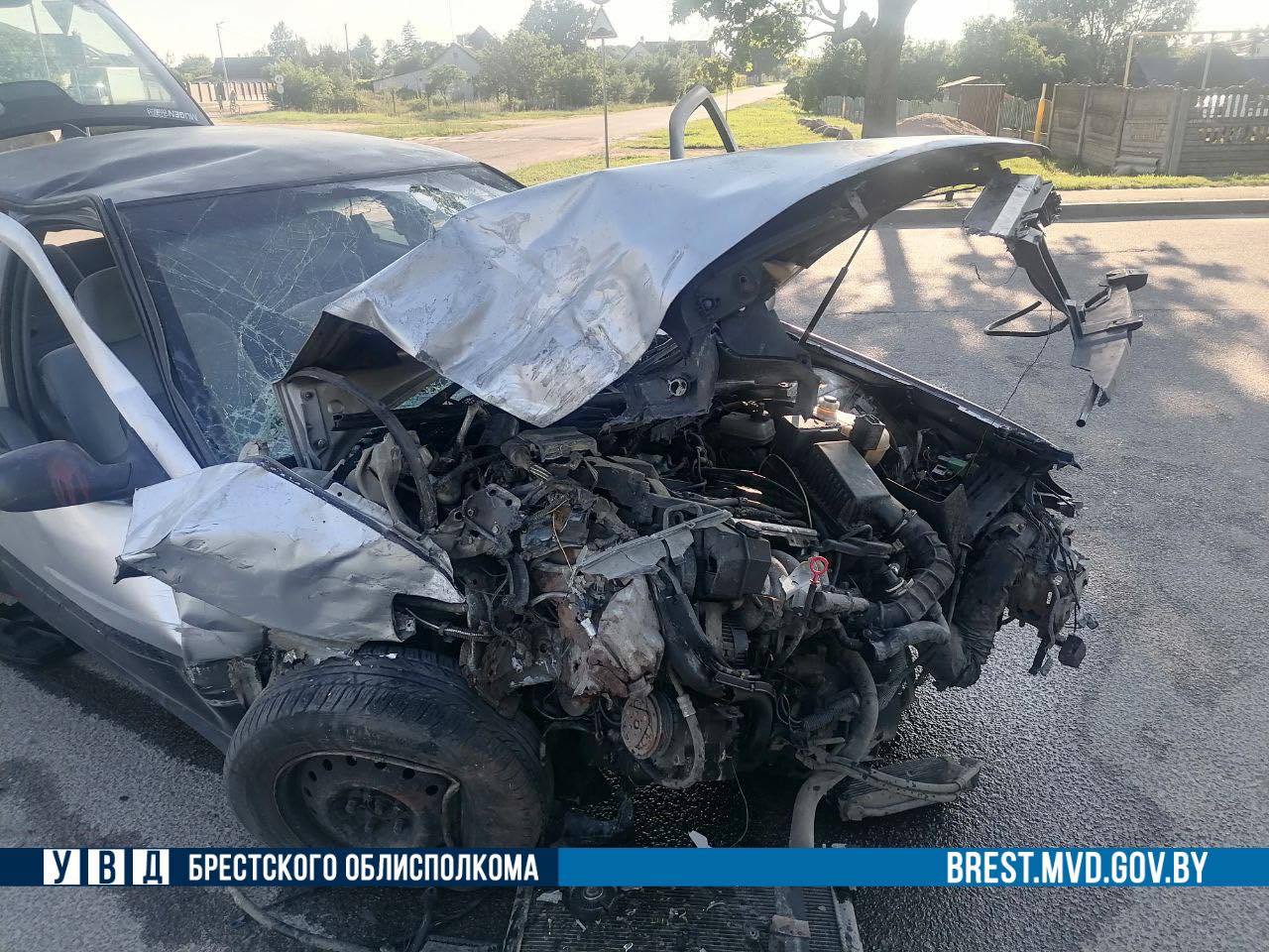 В Брестском районе пьяный бесправник врезался в припаркованный автомобиль