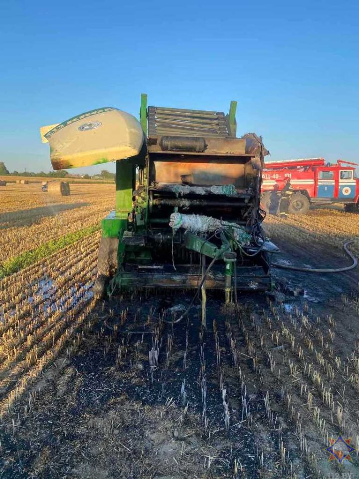 Пресс-подборщик загорелся в Пружанском районе