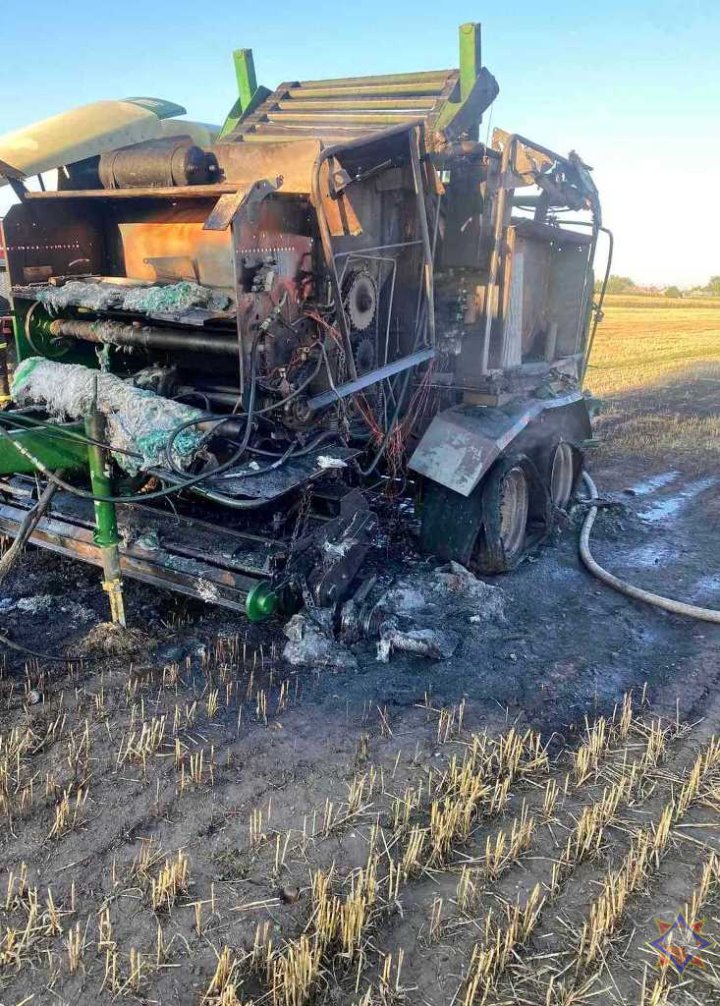 Пресс-подборщик загорелся в Пружанском районе