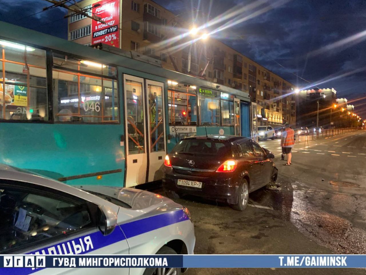 Чем думал парень за рулем Opel, когда пытался «перейти» дорогу трамваю? Видео из Минска