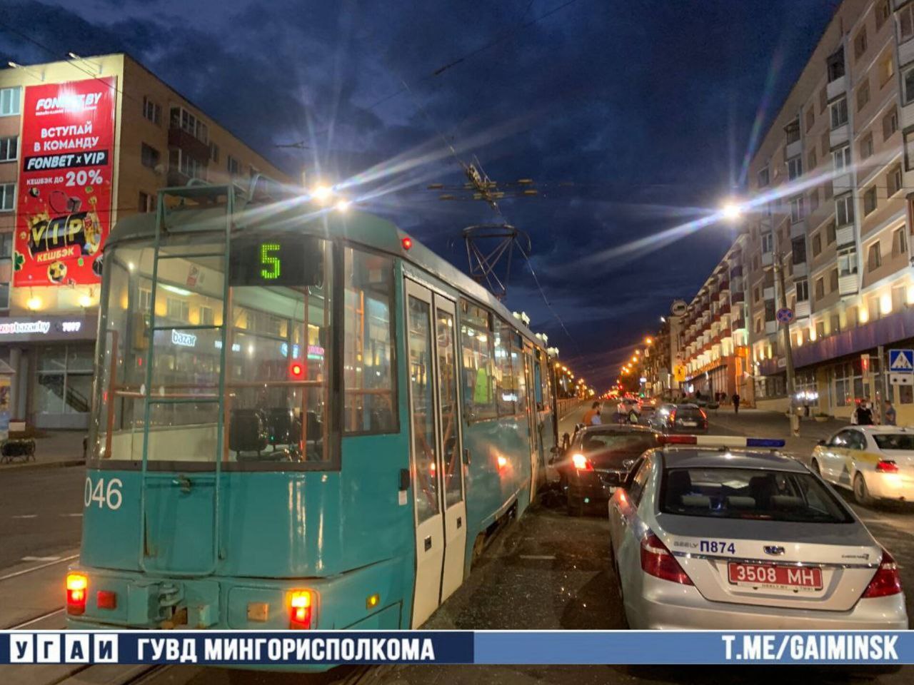 Чем думал парень за рулем Opel, когда пытался «перейти» дорогу трамваю? Видео из Минска