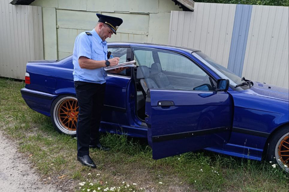 Должника судебные исполнители нашли по его машине. Вот как