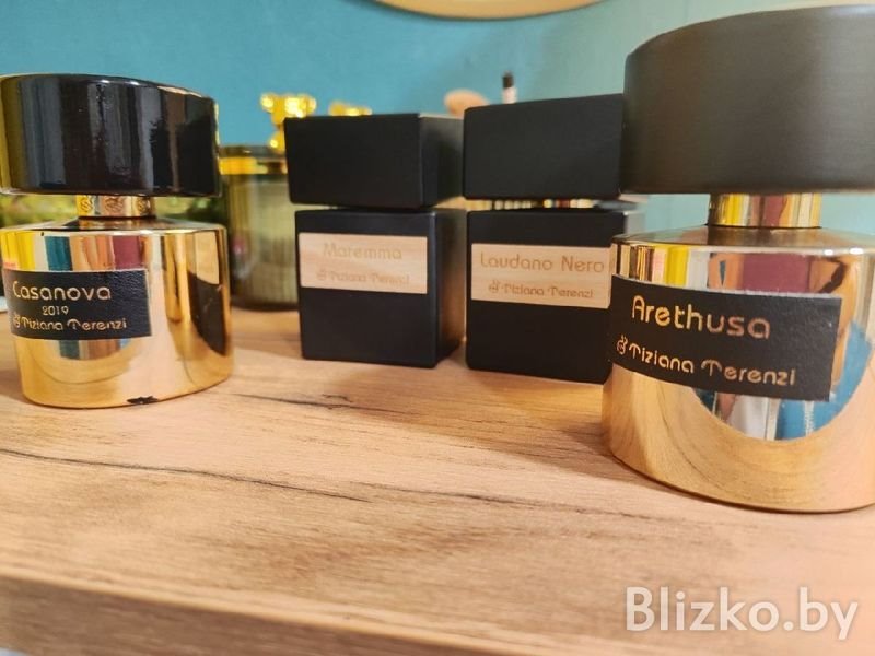 Белоруска ушла в парфюмерный «запой» и собрала коллекцию духов из 350 флаконов. Как ей удалось это сделать