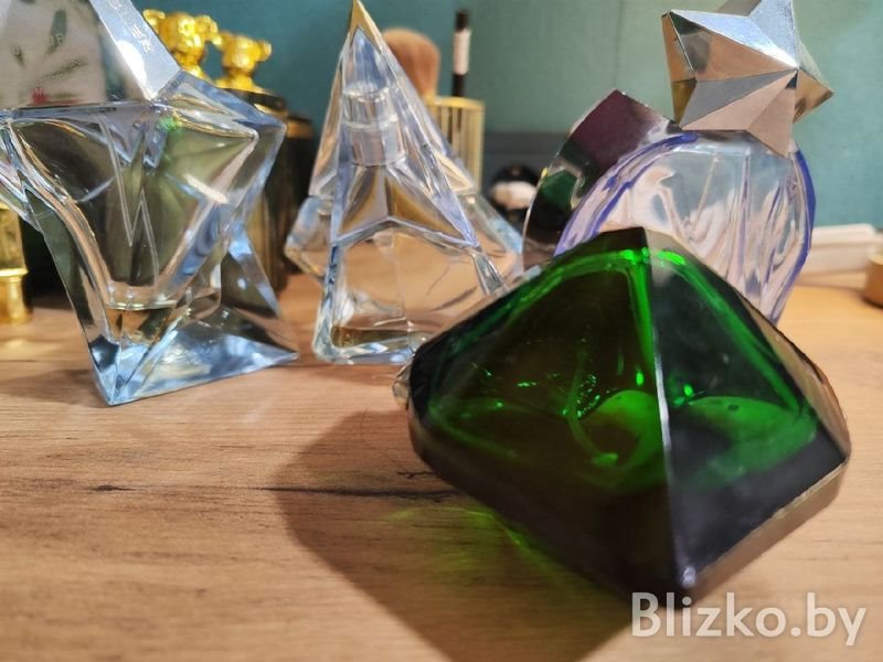 Белоруска ушла в парфюмерный «запой» и собрала коллекцию духов из 350 флаконов. Как ей удалось это сделать