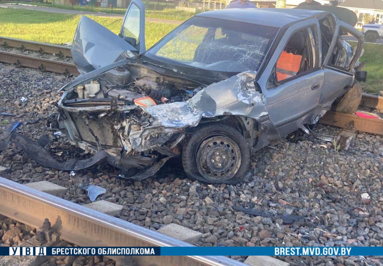 Автомобиль столкнулся с грузовым поездом в Брестской области
