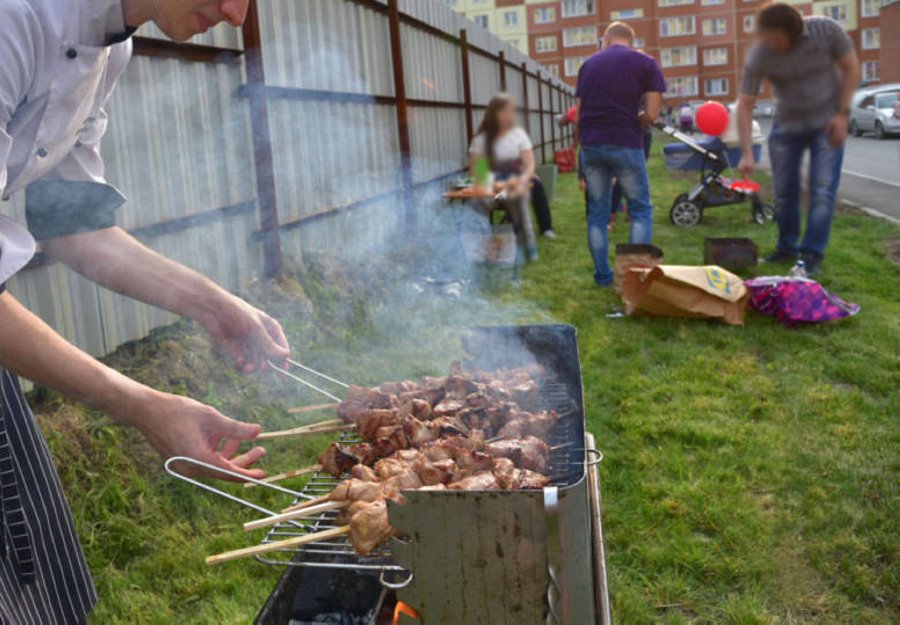 Можно ли пожарить шашлык на мангале во дворе многоэтажки, ответили в МЧС