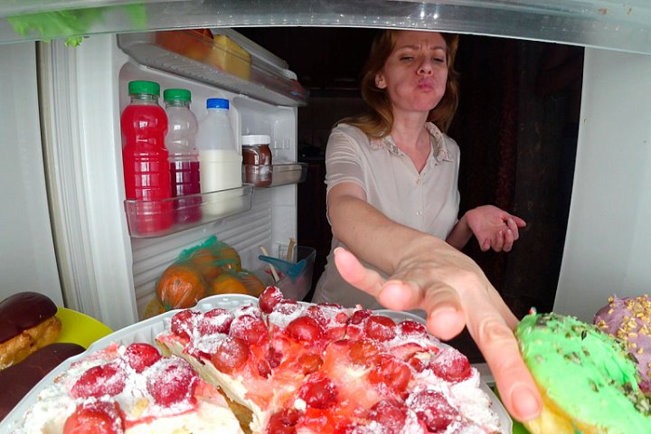 Диетологи рассказали, что нельзя есть на ночь, – список длинный