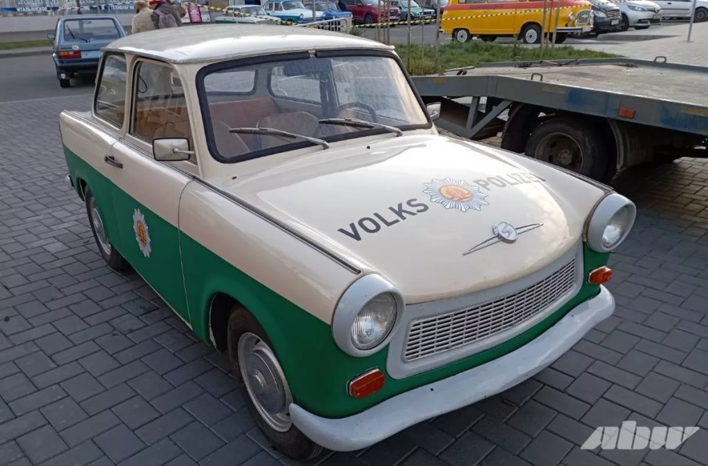 Был катафалком, а стал звездой кино: история «Баркаса-1000» и других ретроавто коллекционера из Жабинки