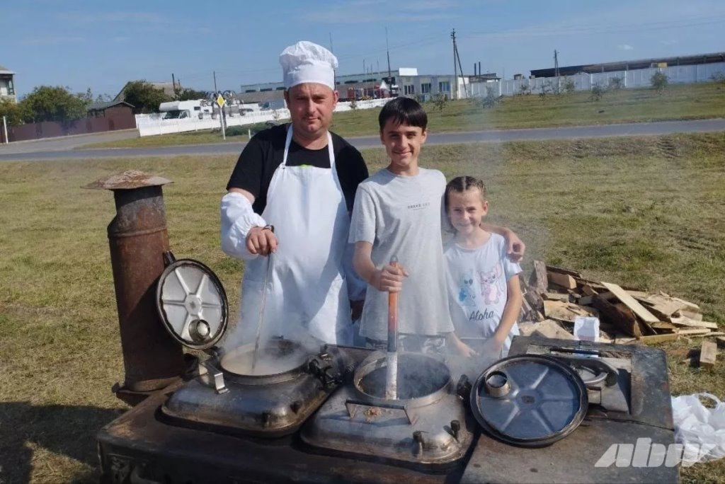 Был катафалком, а стал звездой кино: история «Баркаса-1000» и других ретроавто коллекционера из Жабинки