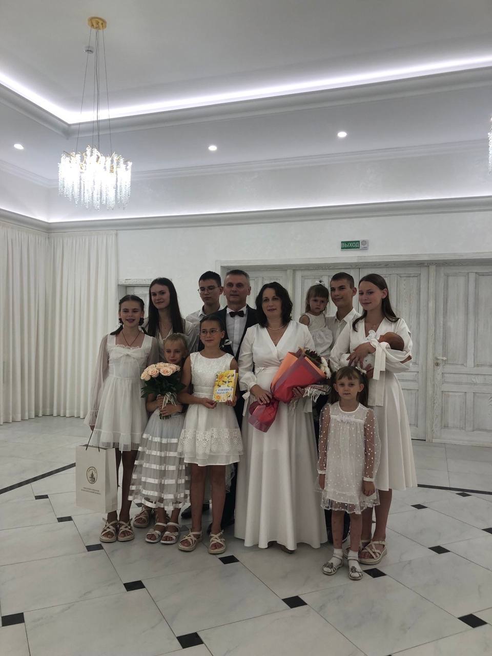 10 пар поженились в Бресте в красивую дату