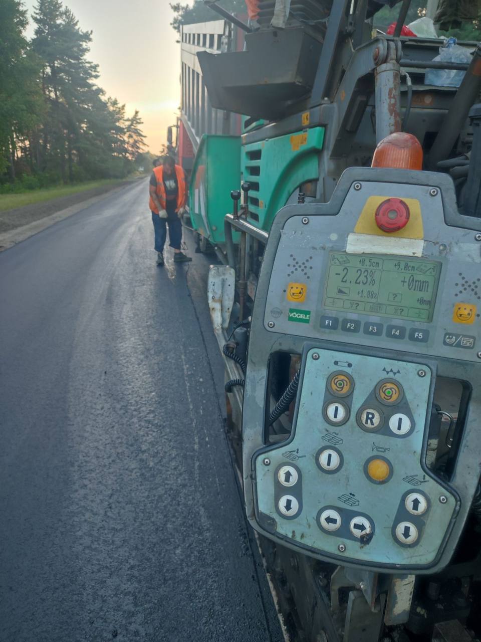 Специалисты КУП «Брестское ДЭП» ведут ямочный ремонт в микрорайонах Ковалево, Восток