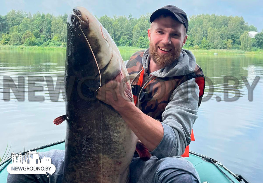 В Беларуси мужчина вытащил из Немана гигантскую рыбу – вес и размер впечатляют