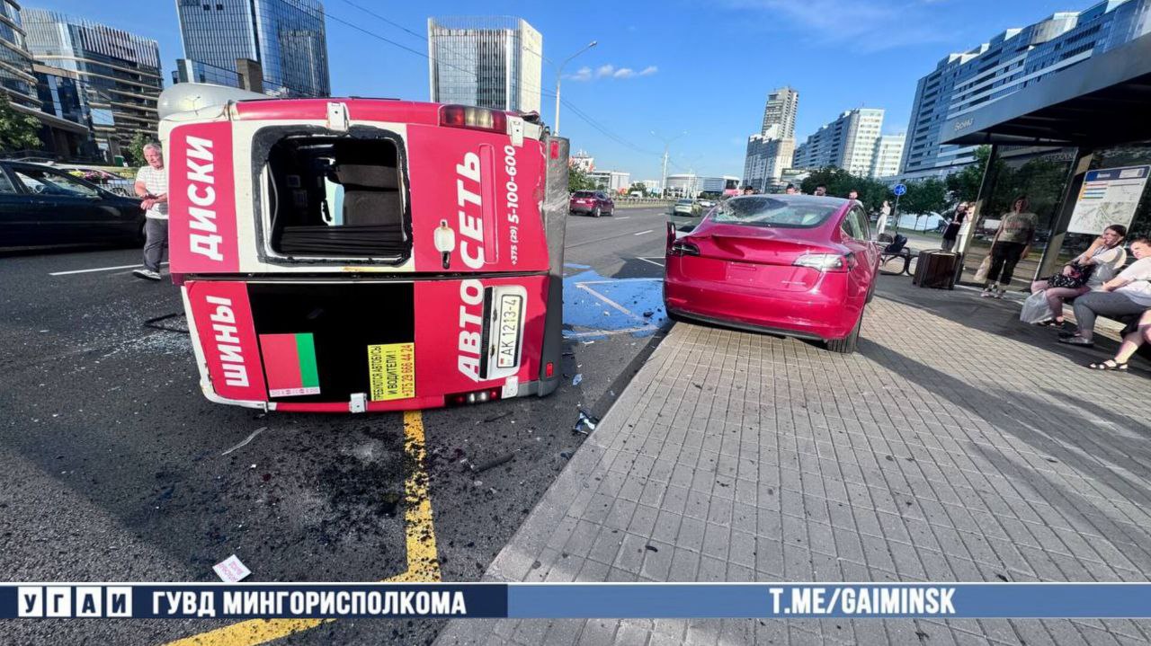 В Минске Tesla перевернула маршрутку. Есть видео
