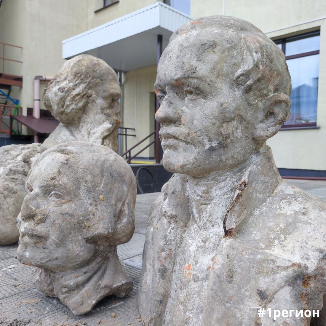 Барельефы, бюсты и часть постамента. При проведении ремонтных работ в Брестском академическом театре драмы найдены уникальные предметы