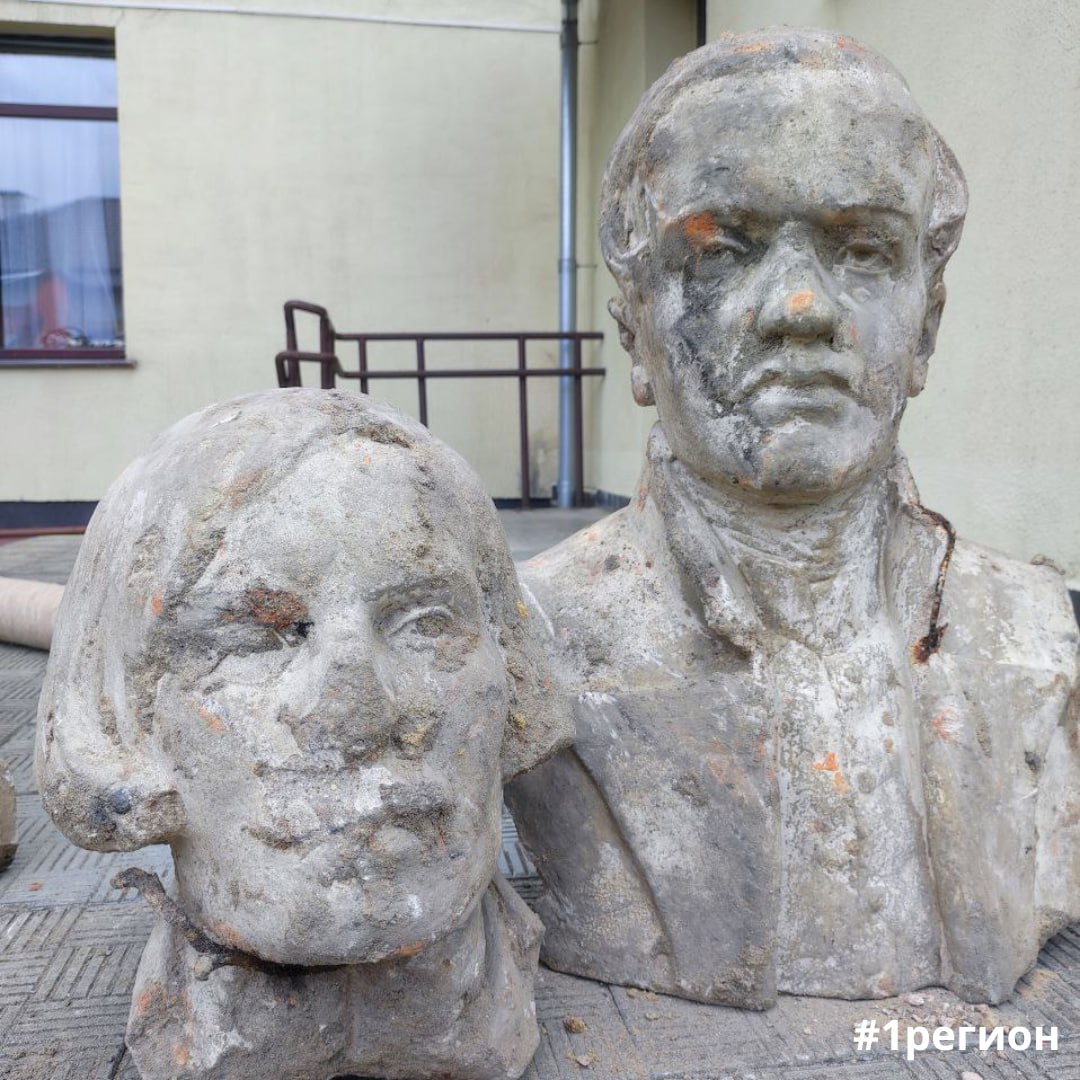 Барельефы, бюсты и часть постамента. При проведении ремонтных работ в Брестском академическом театре драмы найдены уникальные предметы