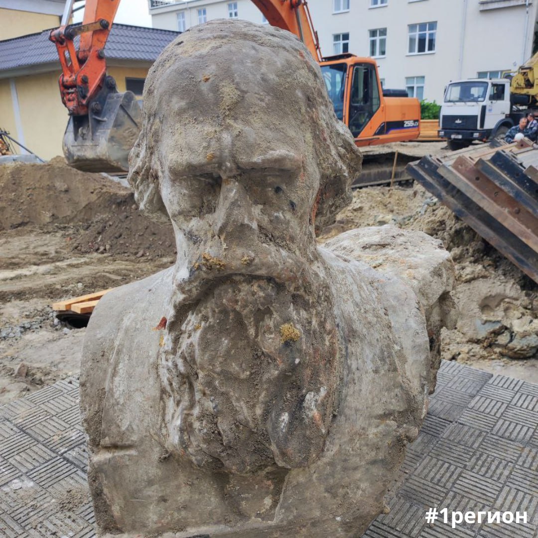 Барельефы, бюсты и часть постамента. При проведении ремонтных работ в Брестском академическом театре драмы найдены уникальные предметы