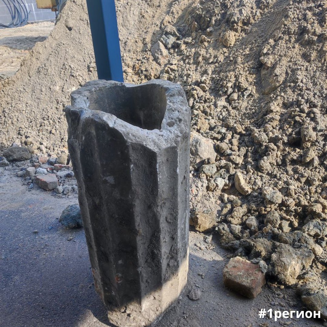 Барельефы, бюсты и часть постамента. При проведении ремонтных работ в Брестском академическом театре драмы найдены уникальные предметы