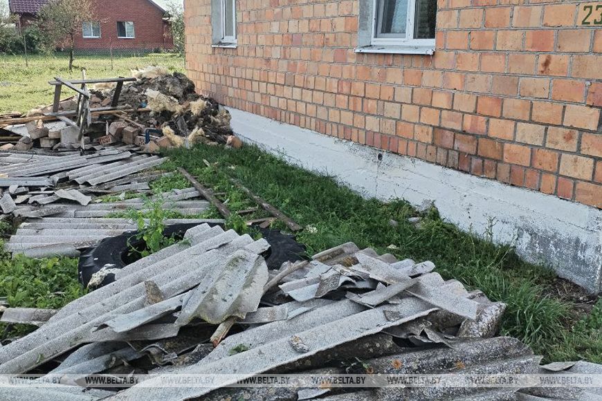 В Пинском районе пятиминутный ураган повредил более 60 домов в агрогородке Лопатино