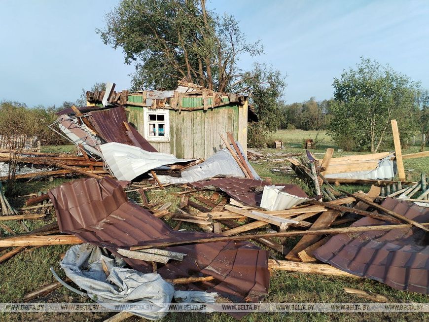 В Пинском районе пятиминутный ураган повредил более 60 домов в агрогородке Лопатино