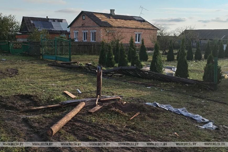 В Пинском районе пятиминутный ураган повредил более 60 домов в агрогородке Лопатино