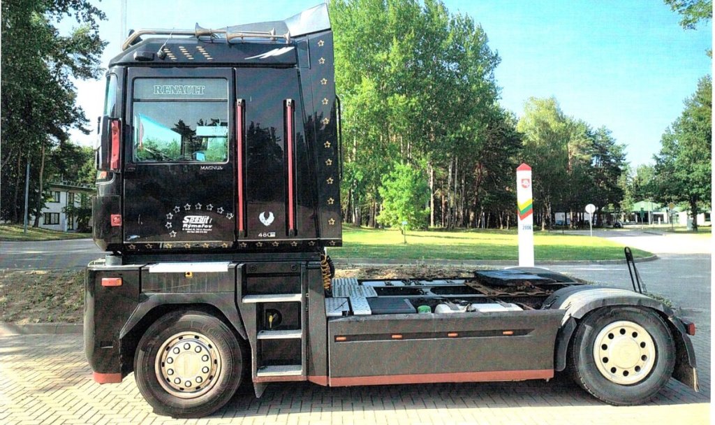 В Беларусь въезжал тягач с поддельным техпаспортом. Пограничников смутило не только это