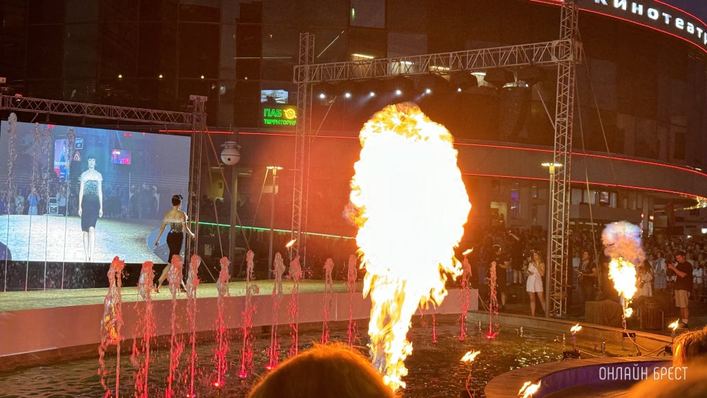 Фаер-шоу и фестиваль моды на улице Советской в Бресте