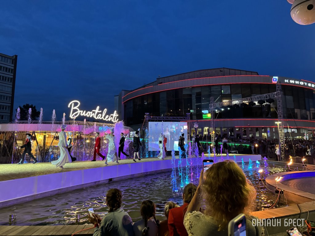 Фаер-шоу и фестиваль моды на улице Советской в Бресте