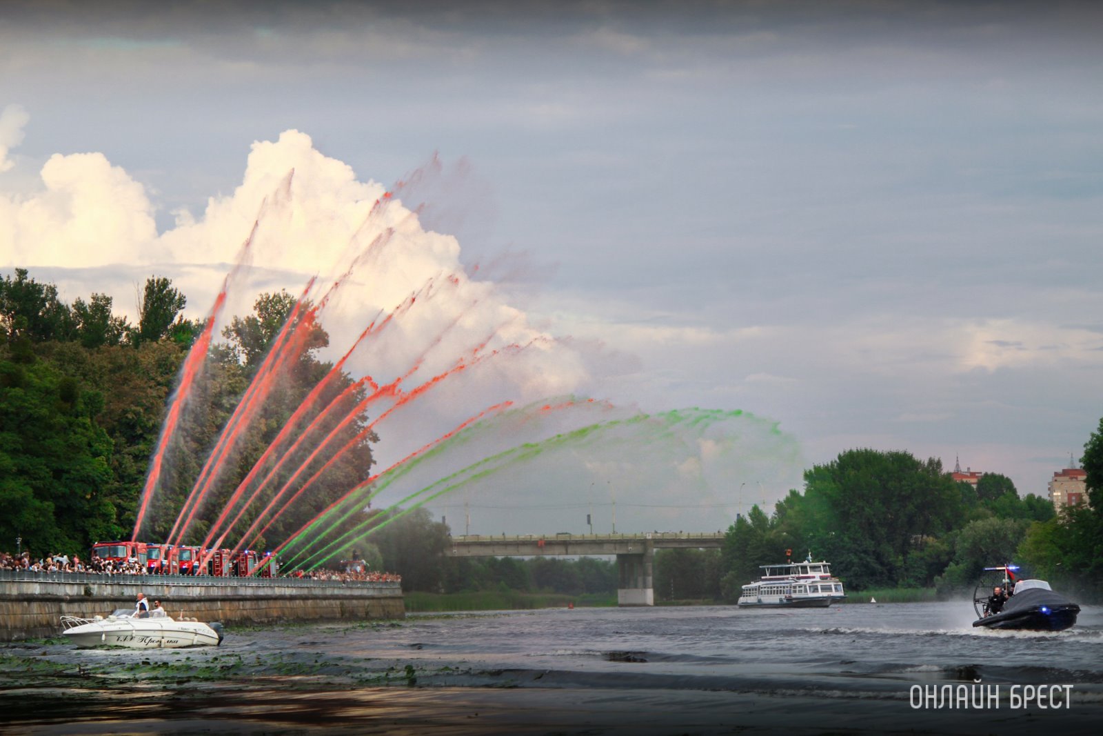 Показательные выступления МЧС в Бресте