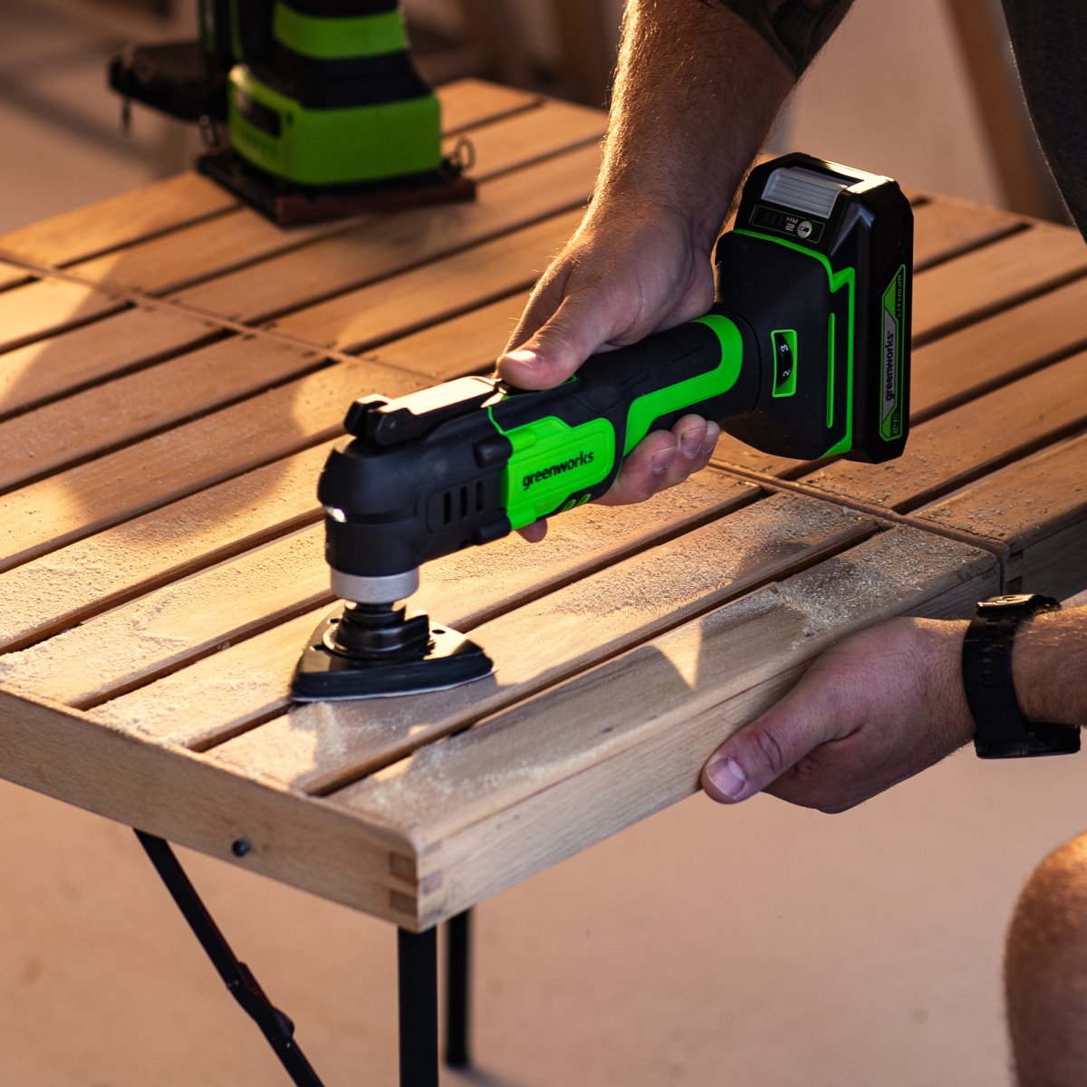 Новые горизонты точности и универсальности: аккумуляторные кромочный фрезер и реноватор Greenworks