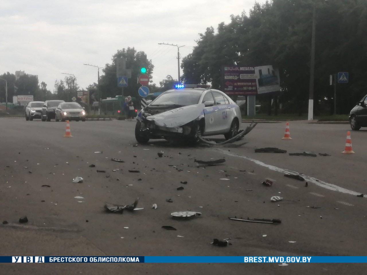 В Барановичах автомобиль ГАИ попал в аварию
