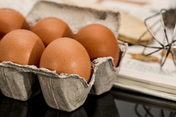 Врач рассказала, в каком виде есть куриные яйца опасно для здоровья