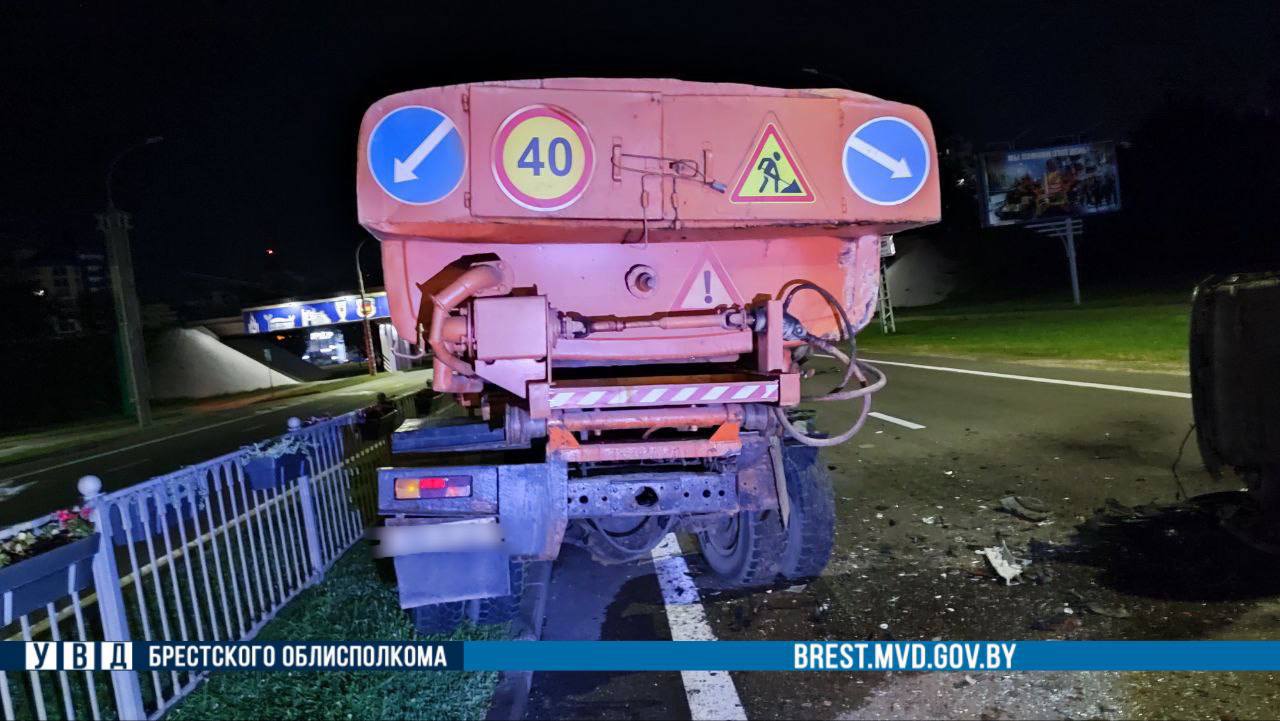 Водитель и пассажир легковушки госпитализированы. Подробности ночного ДТП в Бресте