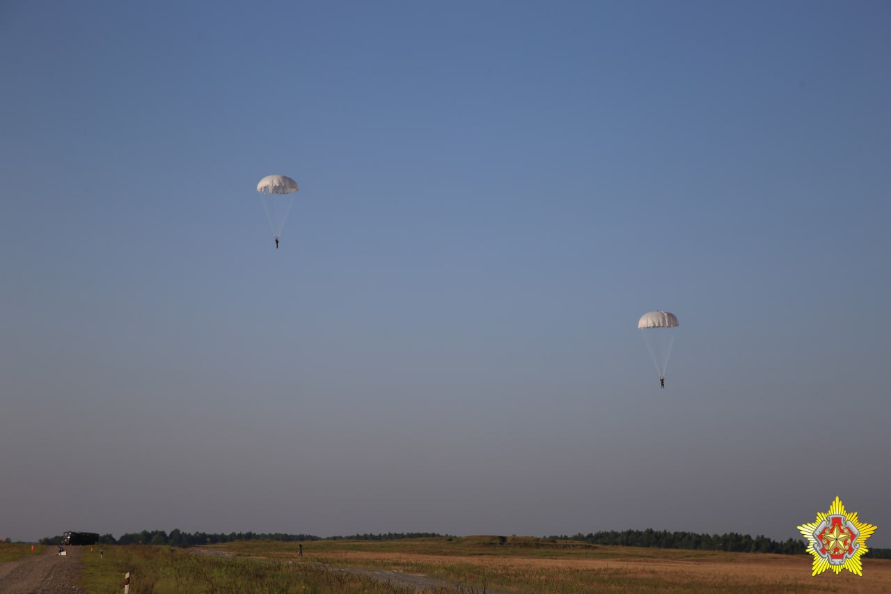 Возле Бреста завершился чемпионат по военно-прикладному парашютному многоборью