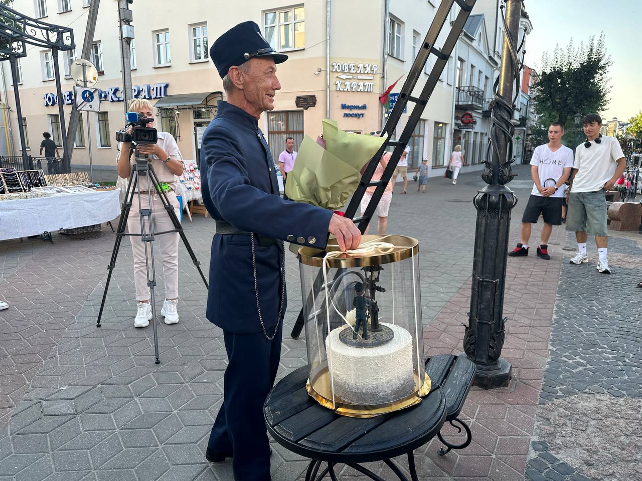 Глава Бреста поздравил знаменитого фонарщика с праздниками, которые он отметил накануне Дня города