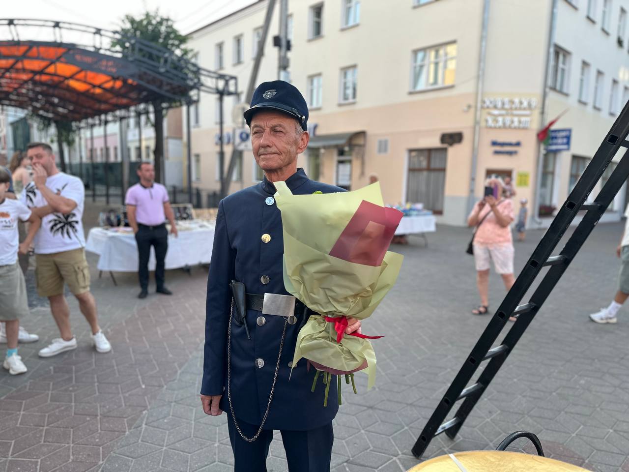 Глава Бреста поздравил знаменитого фонарщика с праздниками, которые он отметил накануне Дня города