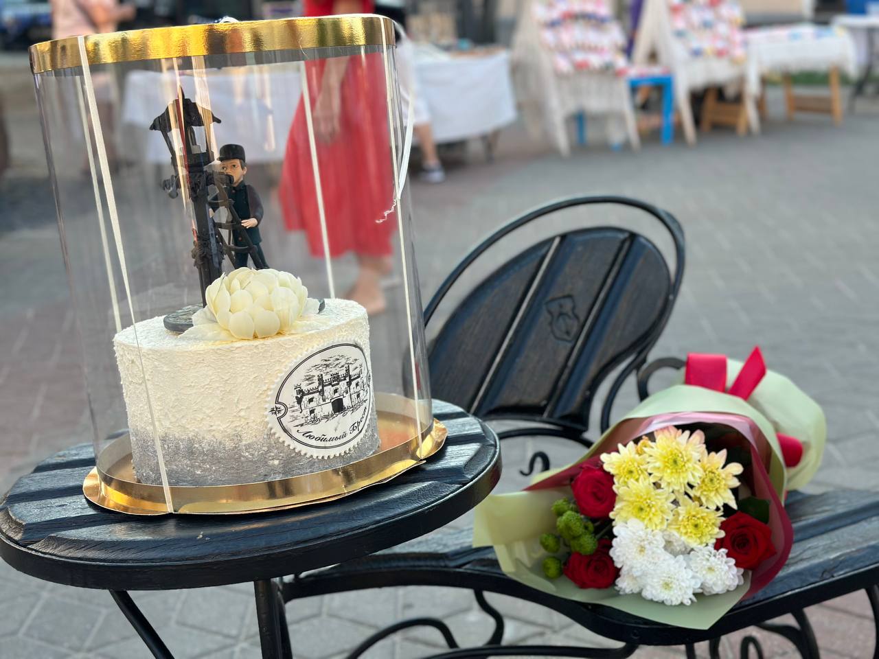 Глава Бреста поздравил знаменитого фонарщика с праздниками, которые он отметил накануне Дня города