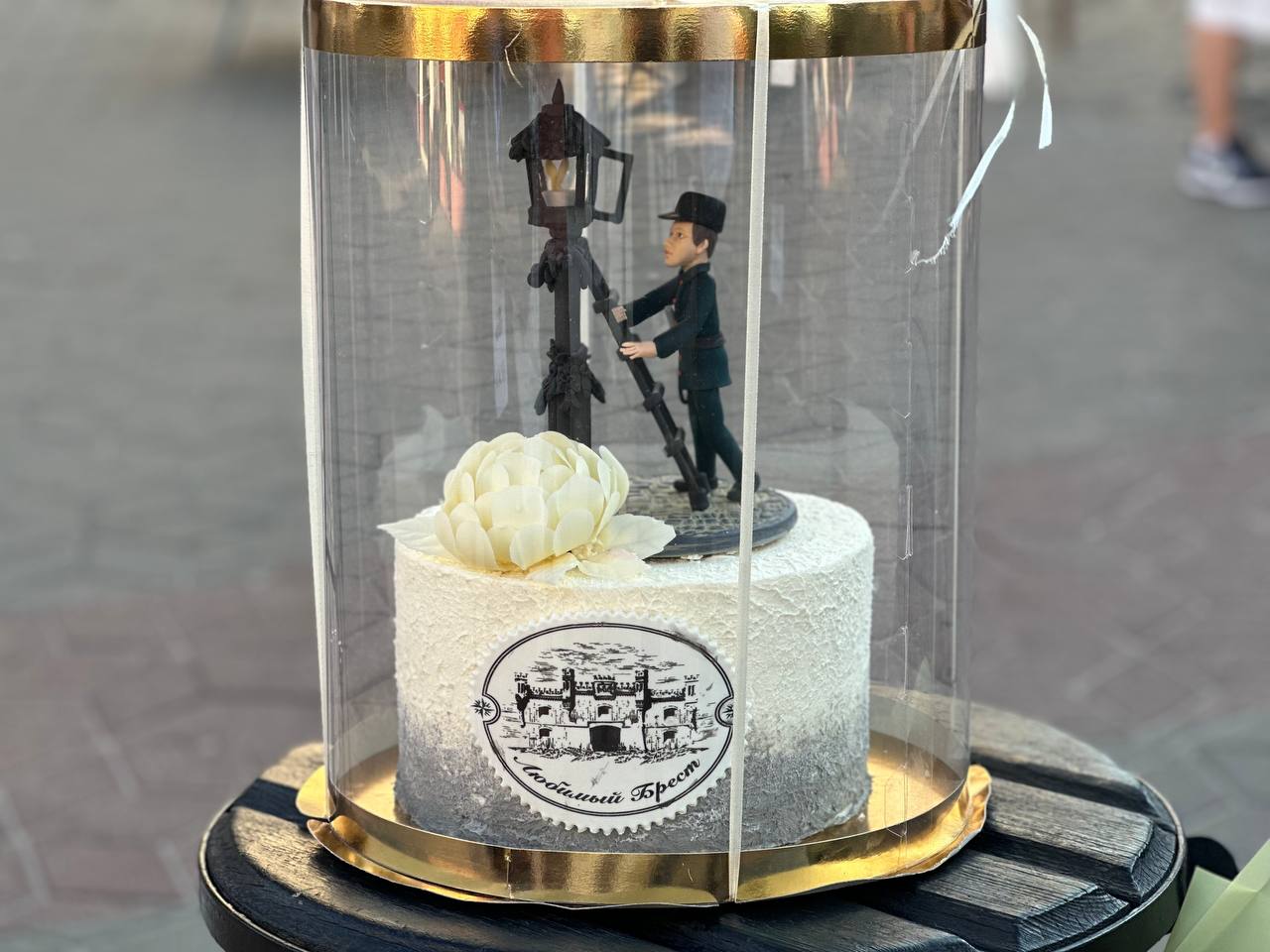 Глава Бреста поздравил знаменитого фонарщика с праздниками, которые он отметил накануне Дня города