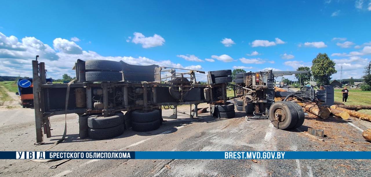 Лесовоз с бревнами перевернулся в Пружанском районе